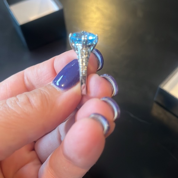 Light blue stone set in a silver setting. Approx size 6.5 never worn - Picture 4 of 5